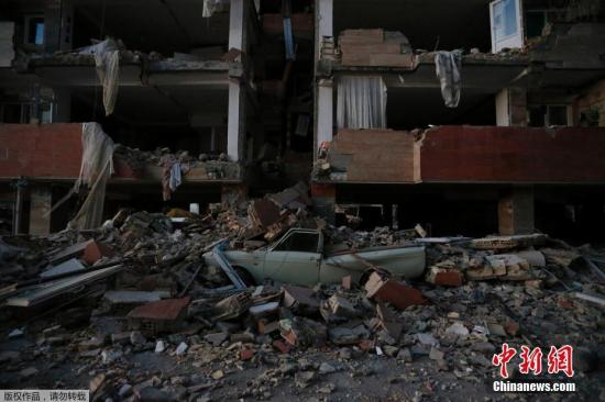 当地时间11月12日，两伊边界附近地区发生强震，已经导致上千人死伤。强震还引发山体滑坡，阻碍救援工作。伊朗最高领袖哈梅内伊敦促救援人员和政府机构全力帮助受灾者。法新社援引伊朗官员最新消息称，地震在该国已经导致164人死亡，1600人受伤。伊拉克方面此前则称，地震在该国导致6人死亡，数百人受伤。图为伊朗克尔曼沙赫省房屋受地震影响发生倒塌。