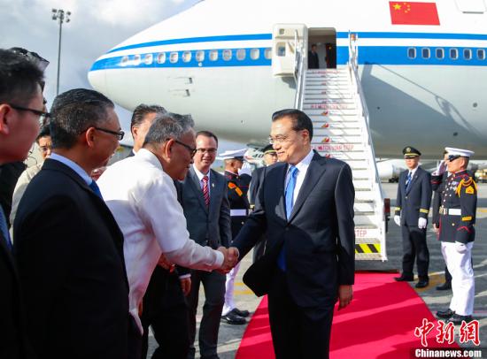 当地时间11月12日下午，应东盟轮值主席国菲律宾总统杜特尔特邀请，中国国务院总理李克强乘专机抵达马尼拉，出席12日至14日在这里举行的第20次中国－东盟（10+1）领导人会议、第20次东盟与中日韩（10+3）领导人会议和第12届东亚峰会，并在与会后对菲律宾进行正式访问。中新社记者 刘震 摄