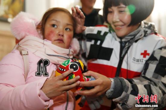11月14日，在北京安贞医院和清华大学第一附属医院北京华信医院完成手术治疗的9名蒙古国先心病患儿康复出院，搭乘当天从北京开往乌兰巴托的K23次国际列车回国。这是中国红基会“一带一路”人道救助计划蒙古国行动救助的第四批回国患儿。中国红十字基金会副理事长刘选国及北京安贞医院、北京华信医院、步长制药相关人员到北京火车站为即将回程的患儿和家长送行。
中新社记者 刘关关 摄
