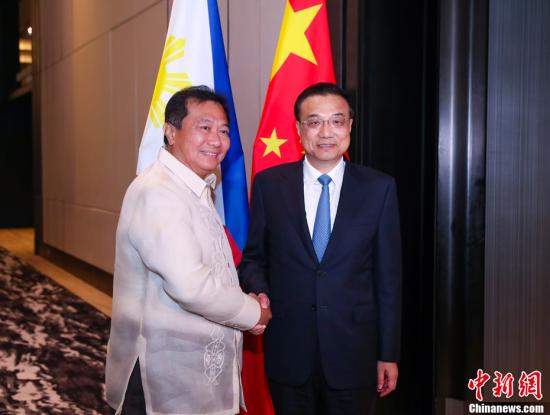 当地时间11月15日上午，中国国务院总理李克强在马尼拉下榻饭店会见菲律宾众议长阿尔瓦雷斯。中新社记者 刘震 摄