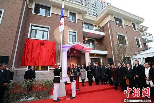 11月16日，巴拿马驻华大使馆在北京正式开馆，并升起巴拿马国旗。 中新社记者 张宇 摄