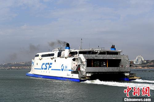 资料图：“海峡号”载着旅客从福建平潭澳前码头驶向台湾。 中新社记者 王东明 摄