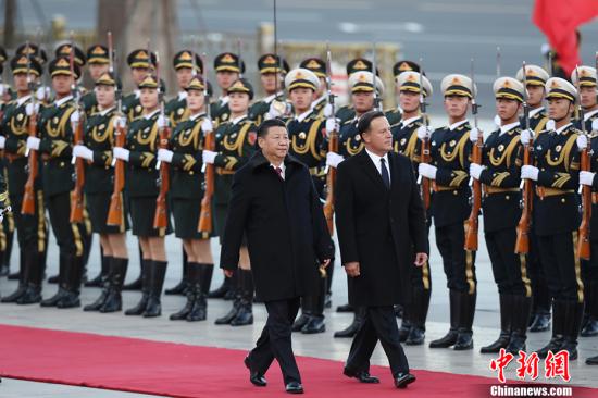 11月17日，中国国家主席习近平在北京人民大会堂东门外广场举行欢迎仪式，欢迎巴拿马共和国总统巴雷拉访华。 中新社记者 盛佳鹏 摄