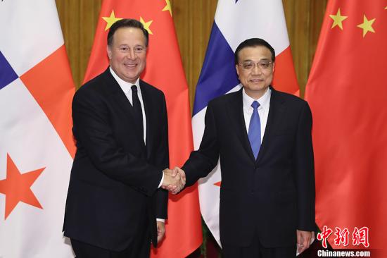 11月17日，中国国务院总理李克强在北京人民大会堂会见巴拿马共和国总统巴雷拉。 中新社记者 盛佳鹏 摄