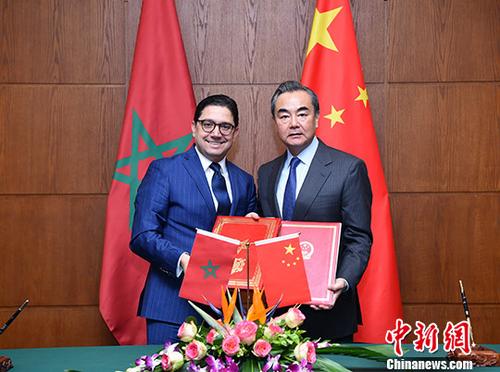 11月17日，中国外交部部长王毅（右）在北京与来访的摩洛哥外交与国际合作大臣布里达签署《中摩两国政府关于推进“一带一路”建设的谅解备忘录》。 中新社记者 侯宇 摄