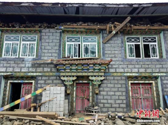 图为震中附近区域、林芝市米林县派镇直白村受损房屋。中新社记者 乔成风 摄