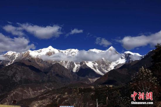 资料图：11月18日晨，西藏自治区林芝市米林县发生6.9级地震。地震没有挡住游客的步伐，米林县雅鲁藏布大峡谷景区吸引力不减。图为南迦巴瓦峰震后景色。中新社记者 孙翔 摄
