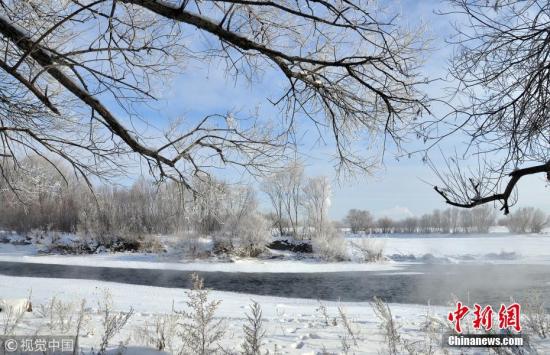 2017年11月19日，内蒙古呼伦贝尔市持续降温，多地降至零下30度以下，局部地区出现雾凇美景，犹如童话世界。图片来源：视觉中国