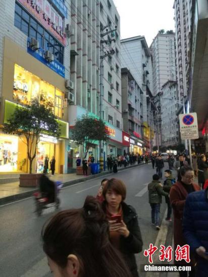 图为地震后在重庆彭水县城民众到街上避险。文/刘相琳 韩璐 网友供图