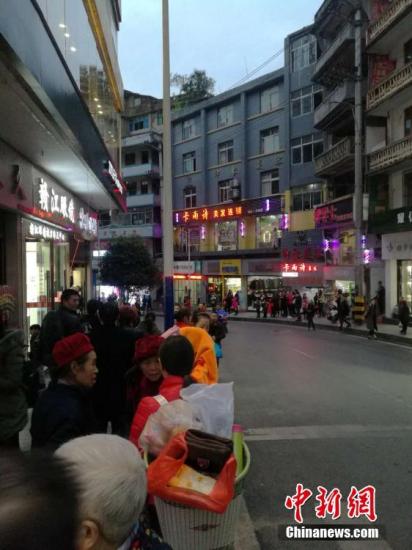 中国地震台网正式测定：11月23日17时43分在重庆武隆区(北纬29.40度，东经107.94度)发生5.0级地震，震源深度10千米。图为地震后在重庆彭水县城民众到街上避险。文/刘相琳 韩璐 网友供图
