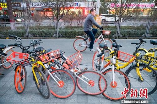 资料图：山西太原，民众正在使用共享单车。中新社记者 张云 摄