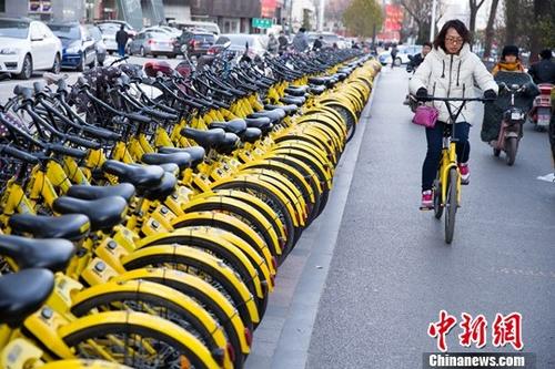 11月23日，山西太原，民众正在使用共享单车。中新社记者 张云 摄