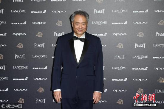 11月25日，第54届台湾电影金马奖颁奖典礼在台北举行，众多明星亮相红毯。图为李安亮相红毯。图片来源：视觉中国