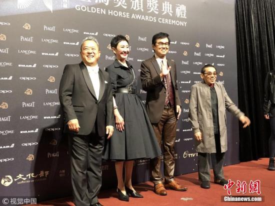 11月25日，第54届台湾电影金马奖颁奖典礼在台北举行，众多明星亮相红毯。图为曾志伟等亮相红毯。图片来源：视觉中国