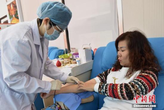 资料图：宁波一市民参加献血。 何蒋勇 摄