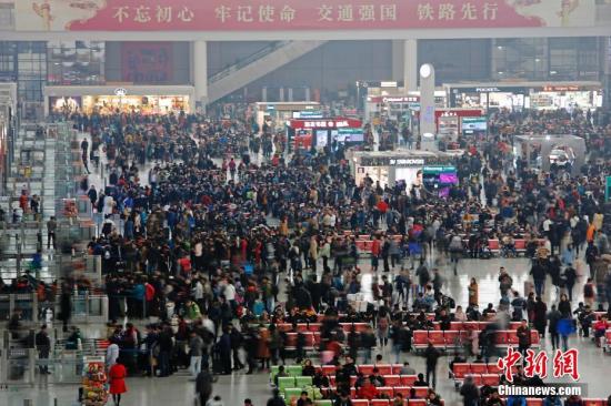 12月4日，旅客在铁路上海虹桥站乘坐高铁列车前往全国各地。。中新社记者 殷立勤 摄