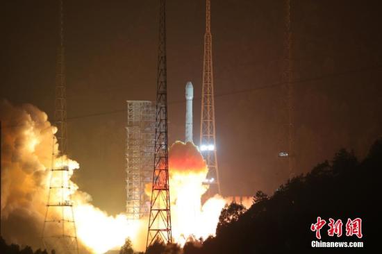资料图：2017年12月11日0时40分，中国在西昌卫星发射中心用长征三号乙运载火箭，成功将阿尔及利亚一号通信卫星发射升空。这是长征系列运载火箭的第258次飞行。 中新社发 王玉磊 摄