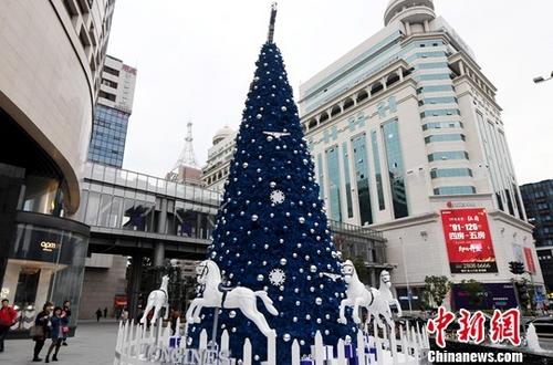 12月12日，圣诞节临近，福州一大型商场竖立起圣诞树，营造浓浓圣诞氛围。中新社记者 刘可耕 摄