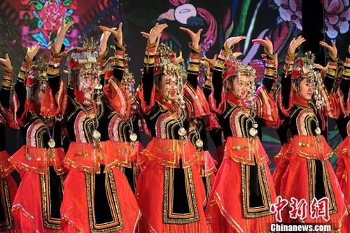 图为福建省宁德市畲族歌舞艺术传承中心的演员表演舞蹈《凤冠银光》。 中新社记者 杨程晨 摄