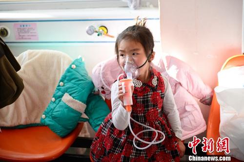12月13日，小朋友在医院做雾化治疗。中新社记者 刘文华 摄