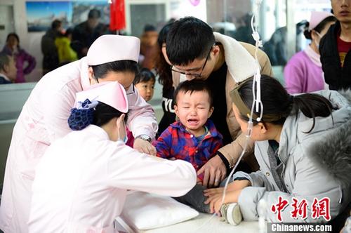 12月13日，小朋友在医院扎针输液。近日，呼和浩特进入流感高发期，当地多家医院的流感儿童患者增多，医院日接诊量大幅增加。中新社记者 刘文华 摄