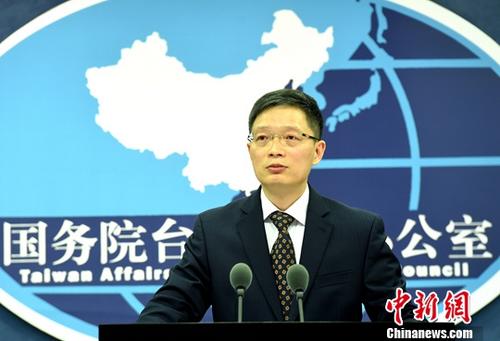 12月13日，国务院台办在北京举行例行新闻发布会，发言人安峰山应询表示，越来越多的台湾民众开始以客观和理性的眼光看待大陆。中新社记者 张勤 摄