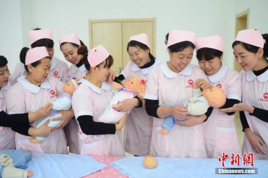 资料图：务工人员上新生婴儿护理培训课程。中新社记者 刘文华 摄