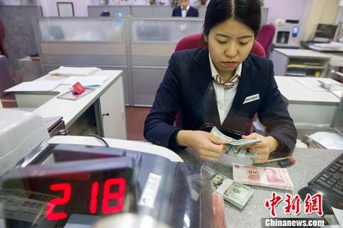 12月14日，山西太原，银行工作人员清点货币。(图文无关)。中新社记者 张云 摄