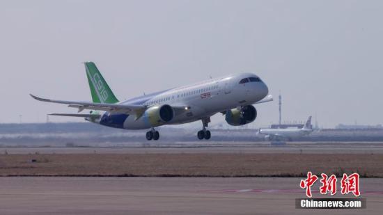 资料图：国产大型客机C919-10102架机在上海浦东机场第四跑道首次飞上蓝天。商飞公司供图