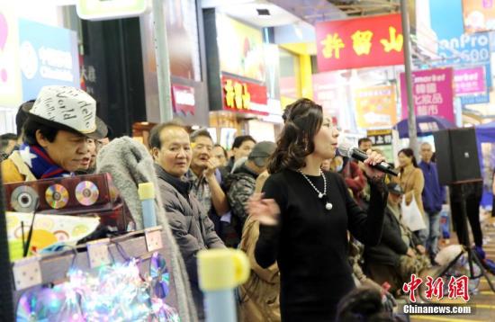 旺角是香港著名的旅游和购物区之一。节假日的旺角弥敦道及西洋菜南街一带经常人流络绎不绝。人气最旺的旺角步行街一带，入夜时分，有不少自娱自乐的歌手献唱经典粤语歌曲。 中新社记者 洪少葵 摄