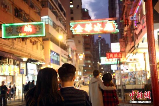资料图：香港旺角新旧楼宇林立，区内交通四通八达，节假日的旺角弥敦道及西洋菜南街一带经常人流络绎不绝。尤其是入夜的旺角，最为吸引情侣拍拖，许多港产电影场景再现街头。 中新社记者 洪少葵 摄
