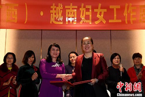 图为广西壮族自治区妇联主席刘咏梅与越方代表合影留念。中新社记者 俞靖 摄