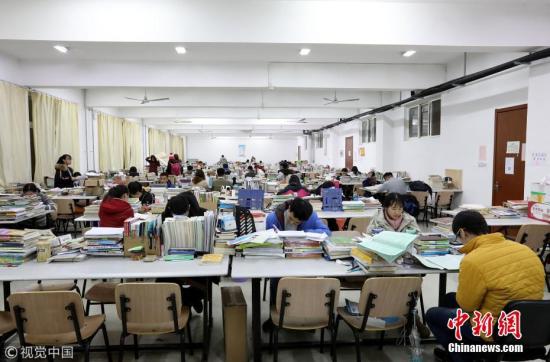 近百名大学生在自习室内备考。(图文无关) 图片来源：视觉中国