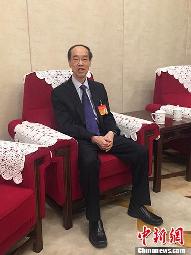 12月24日，中国国民党革命委员会第十三次全国代表大会在北京闭幕，万鄂湘当选民革中央主席。图为万鄂湘在闭幕会后与记者见面。
中新社记者 路梅 摄