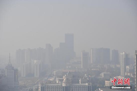 12月25日，空气质量一直在中国排前列的昆明突然出现污染天气，城区一片雾蒙蒙。 中新社记者 刘冉阳 摄