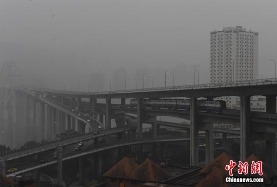 资料图：重庆空气质量遭遇“中度污染”，主城天空被大雾笼罩，能见度低。 周毅 摄