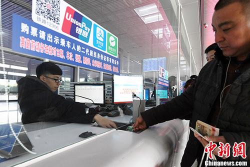 12月27日，乘客在杭州东站排队买票。 中新社记者 王远 摄