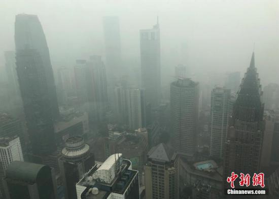 12月28日，重庆主城被大雾笼罩，高楼大厦若隐若现。 中新社记者 周毅 摄