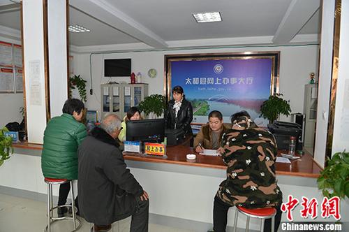 资料图：地方政府网上办事大厅提供”一站式服务“。 中新社记者 张娅子 摄