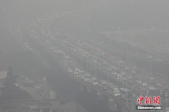 12月30日，登高远望，南京城笼罩在雾霾中。当日，南京遭遇雾霾天，据当地环保部门发布的信息显示，空气质量指数(AQI)为重度污染，首要污染物为PM2.5。中新社记者 泱波 摄