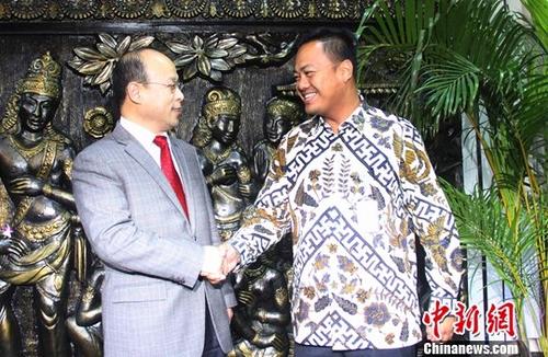 资料图：肖千（左）与印尼外交部官员握手致意。中新社记者 林永传 摄