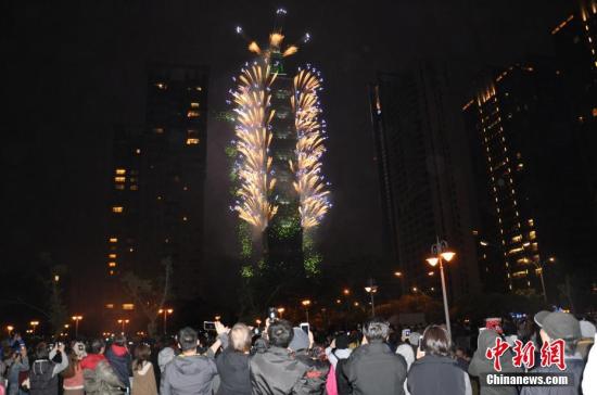 台北101大楼跨年灯光烟火秀2018年1月1日零时登场，长达6分钟的声光变化表演吸引众多民众与游客。中新社记者 肖开霖 摄