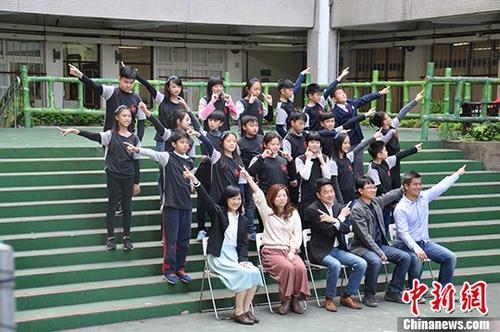 1月2日，第十五届海峡两岸和平小天使互访交流活动(台北段)开营仪式在台北民族小学举行。图为开营仪式之后，部分大陆小学生与台北民族小学伙伴一起参与数学、体育、书画等课程活动。 中新社记者 肖开霖 摄