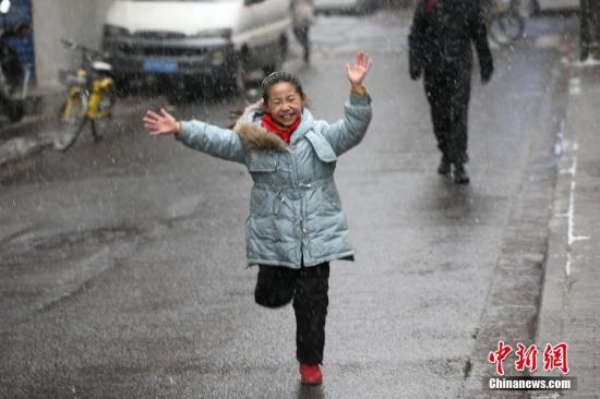 1月3日，陕西西安，一名女孩在雪中奔跑。受强冷空气影响，陕西迎来大范围降雪天气。中新社记者 张远 摄