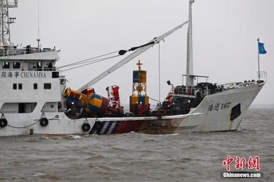 1月3日，吴淞海事局海事巡逻船正在事故海域进行临时航道管理。中新社记者 殷立勤 摄