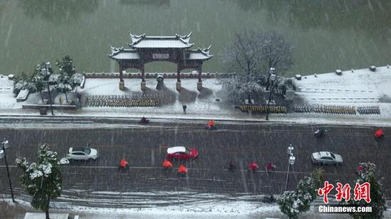1月4日，古城扬州雪花纷飞，迎来今年首场降雪。 孟德龙 摄
