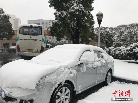 1月4日，江苏扬州迎来了新年第一场雪，当日上午8时35分，扬州气象台升级暴雪黄色预警信号为暴雪橙色预警信号。至目前该市大部分地区已经出现10毫米以上的降雪，积雪深度已超10厘米。预计今天白天还将出现6小时10毫米以上的降雪。 崔佳明 摄