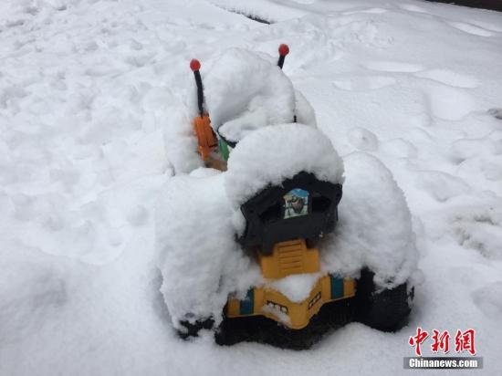 合肥一小区，被孩童遗忘的小车已被积雪覆盖。吴兰 摄
