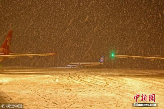 1月4日晚，一架飞机在江苏常州机场除完冰后滑行至跑道准备起飞。陈� 摄 图片来源：视觉中国