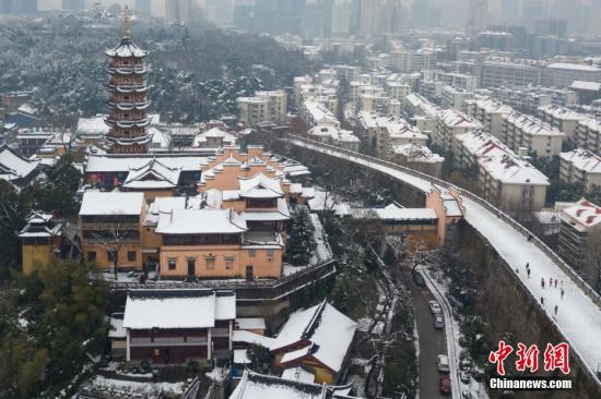 1月5日，航拍南京鸡鸣寺和明城墙。当日，南京大雪渐止，城市处处迎来如画美景。中新社记者 泱波 摄